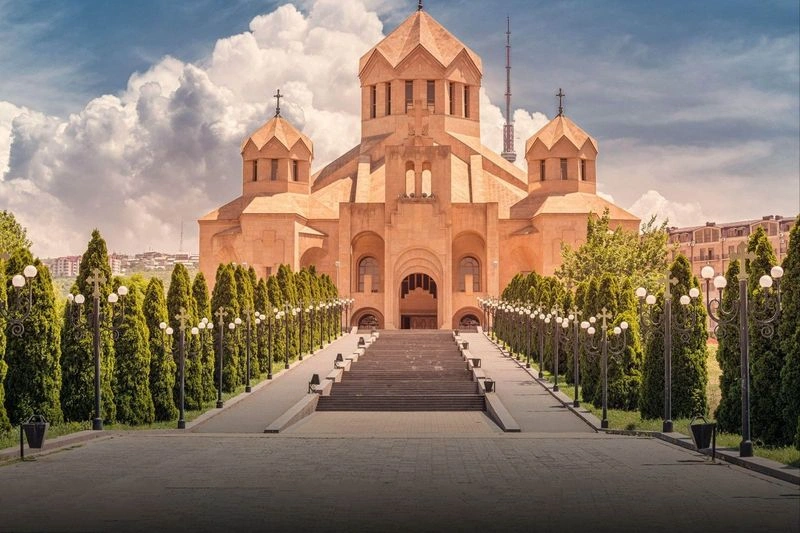 کلیسای سنت گریگور برخلاف بسیاری از کلیساها، که قدمت تاریخی بالایی دارند، در سال&zwnj;های اخیر ساخته شده است؛ اما از جهات دیگر کلیسای مهمی محسوب می&zwnj;&zwnj;شود. این کلیسا، به عنوان بزرگ&zwnj;ترین کلیسای ارمنستان، به مناسبت هزار و هفتصدمین سالگرد پذیرش مسیحیت به&zwnj;عنوان دین رسمی این کشور ساخته شده است. ساخت کلیسای سنت گریگور از سال 1997 آغاز شد و بعد از 4 سال، در سال 2001، به پایان رسید.